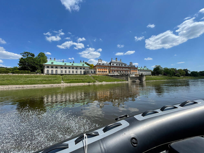 Bootstour auf der Elbe Schloss Pillnitz Bootstour auf der Elbe Schloss Pillnitz